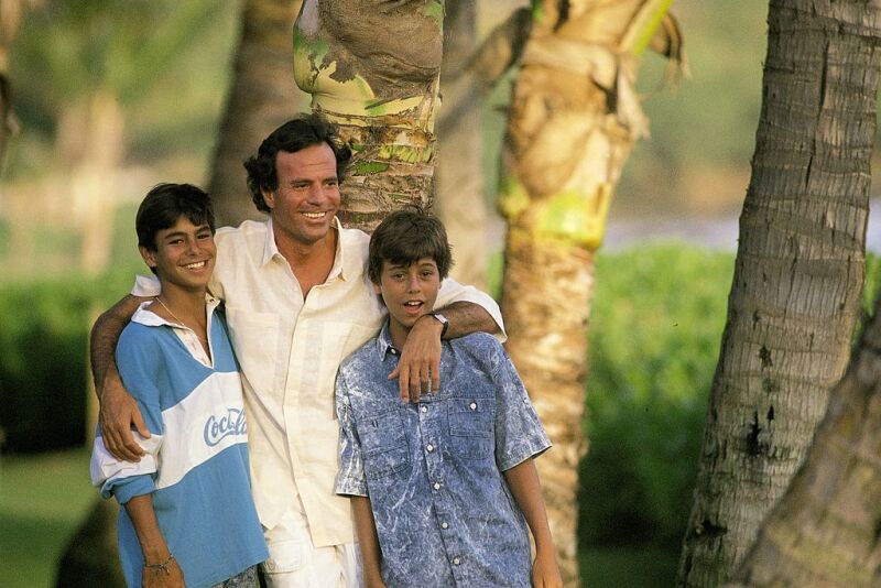 Julio Iglesias, Enrique Iglesias.