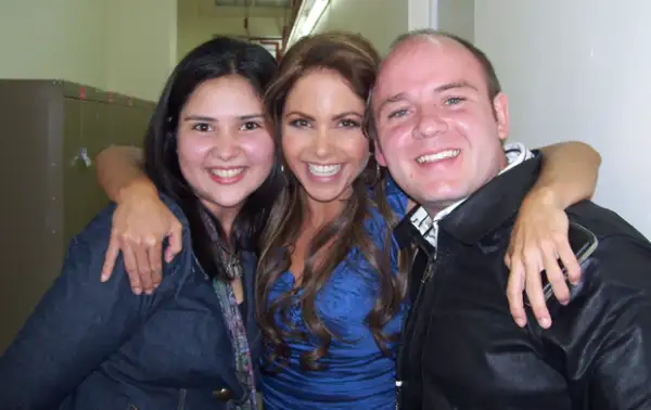 Junto a los conductores, Elisa y Marcos, quienes también son sus fans y han trabajado en la producción del podcast desde hace ocho años.