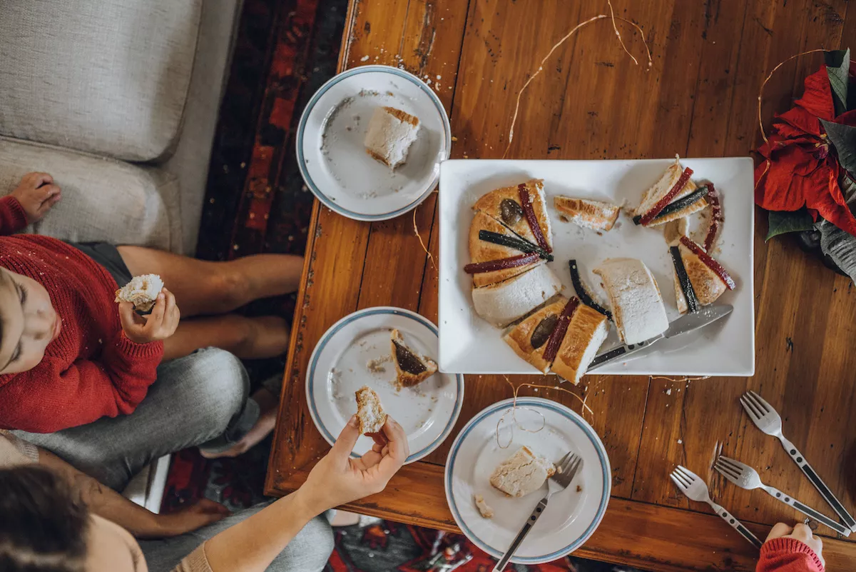 Family having Rosca de Reyes