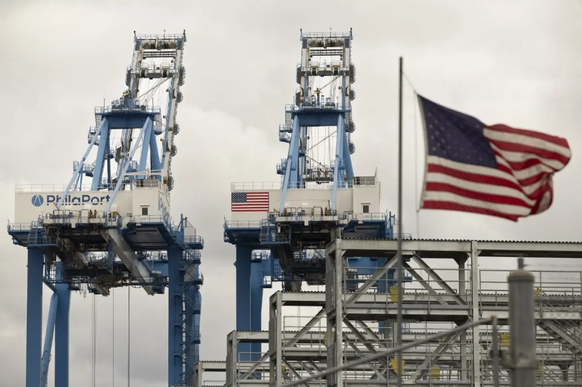 Grúas en la terminal marítima de Packer en Filadelfia, Pensilvania, el 1 de octubre de 2024. La Asociación Internacional de Estibadores (ILA), con 85.000 miembros, ha lanzado su primera huelga desde 1977 después de semanas de negociaciones sin salida sobre un acuerdo laboral de seis años. (Imagen principal del artículo 'Huelga masiva en puertos de Estados Unidos: ¿qué exigen y cómo afectaría a México?')