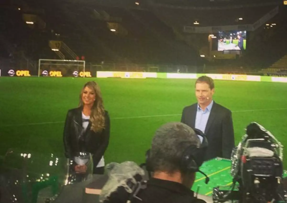 La conductora de 29 años fue elegida como embajadora de la copa alemana de futbol. Disfrutó su estancia en el país donde nació su papá y se divirtió conociendo gente nueva.