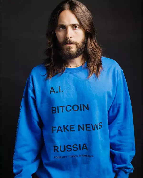 Jared Leto se viste con nombres de posiciones sexuales