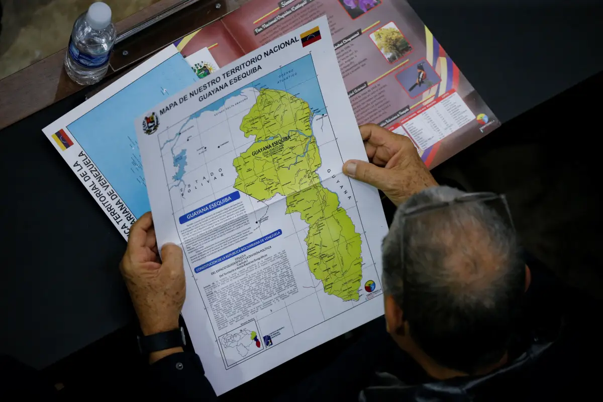 Un miembro de la Asamblea Nacional de la Asamblea tiene un mapa que muestra la disputada región de Esequibo como parte de Venezuela, ya que las tensiones entre Venezuela y Guyana se han aumentado en las últimas semanas por una disputa territorial de larga data, en Caracas, Venezuela, el 6 de diciembre de 2023.