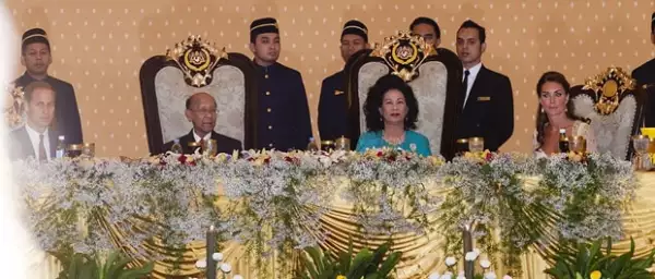 Aquí la pareja británica con los reyes de Malasia.