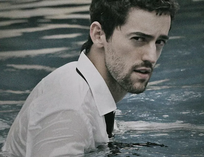 El joven actor mexicano ha demostrado su gran versatilidad al interpretar personajes totalmente opuestos, tanto en teatro y televisión.