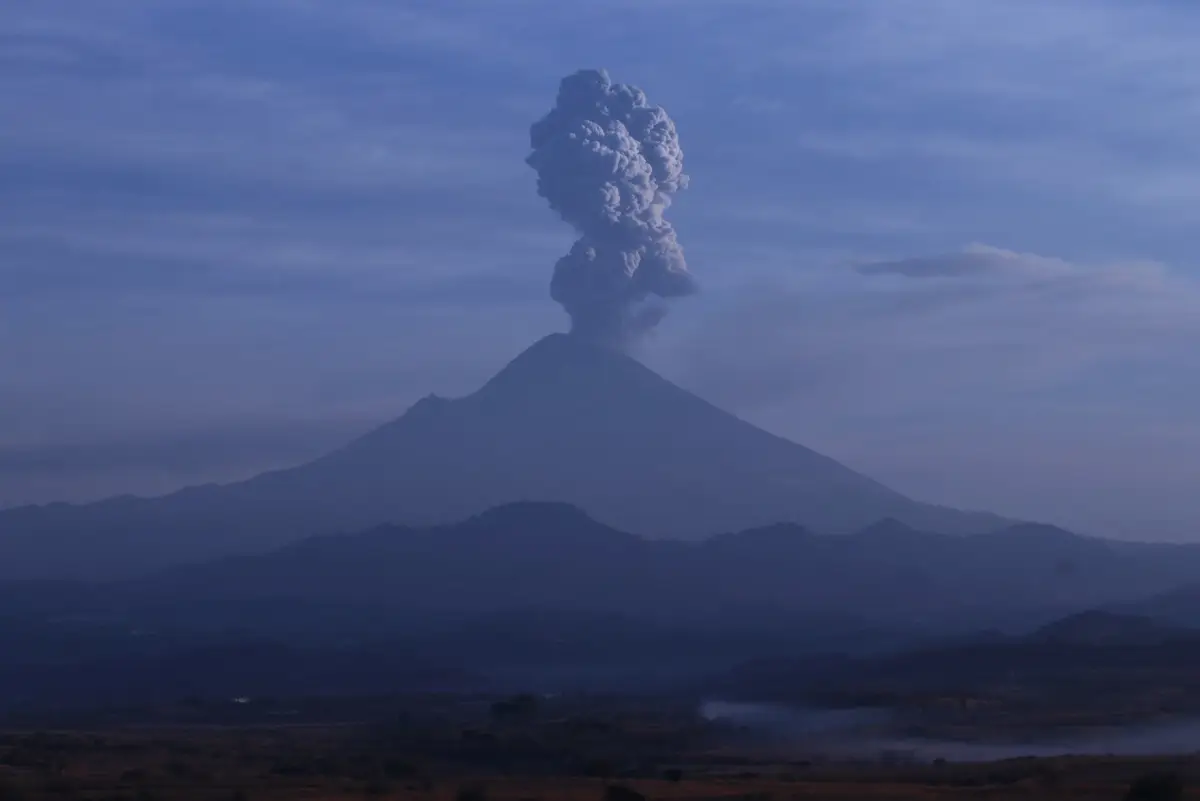 El volcán Popocatépetl emite a las 07:41 horas de la mañana una columna de ceniza de más de 3 km sobre su cráter, imagen tomada desde Tecajec, municipio de Yecapixtla.