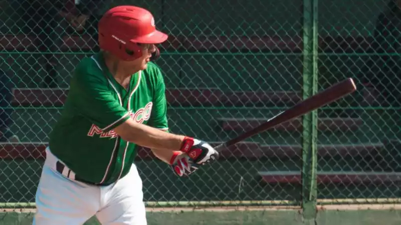 AMLO en práctica de beisbol