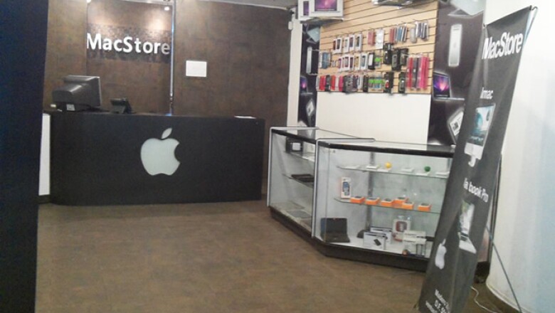 Este establecimiento también comercializa accesorios para computadoras distintas a las Mac.