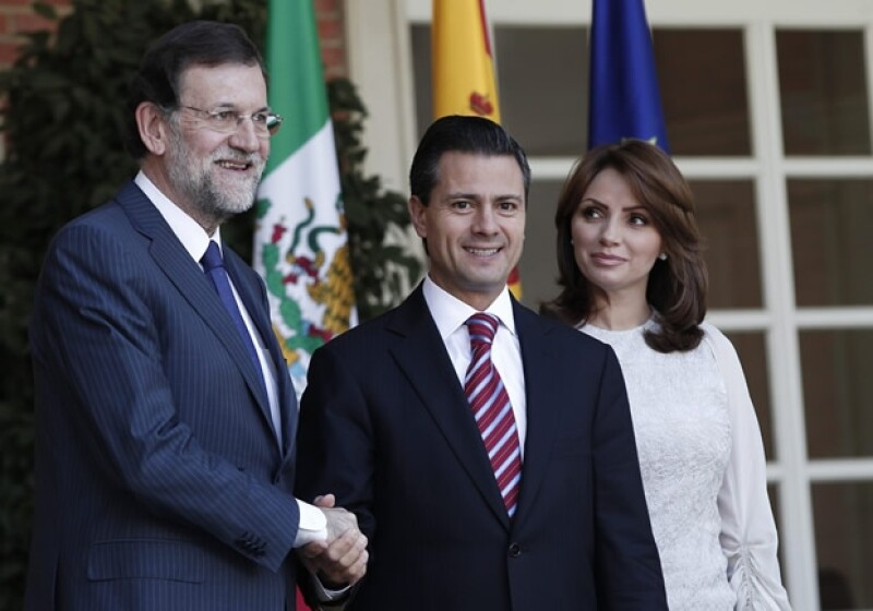 El presidente del Gobierno de España, Mariano Rajoy, recibió al presidente electo de México, Enrique Peña Nieto y a su esposa Angélica Rivera, en el Palacio de la Moncloa en Madrid este lunes.