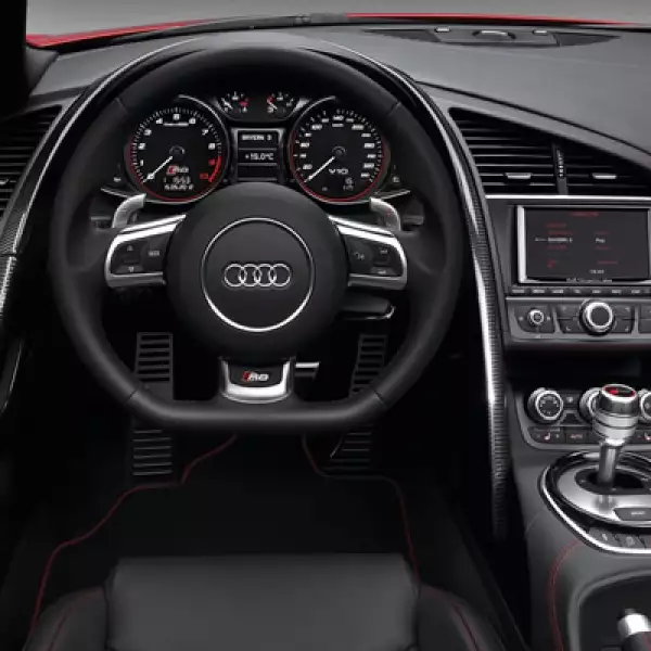 Dentro del habitáculo el modelo se ofrece con diferentes materiales que le otorgan un look deportivo. Hay molduras cromadas, apliques en carbono y asientos revestidos en cuero y alcántara.