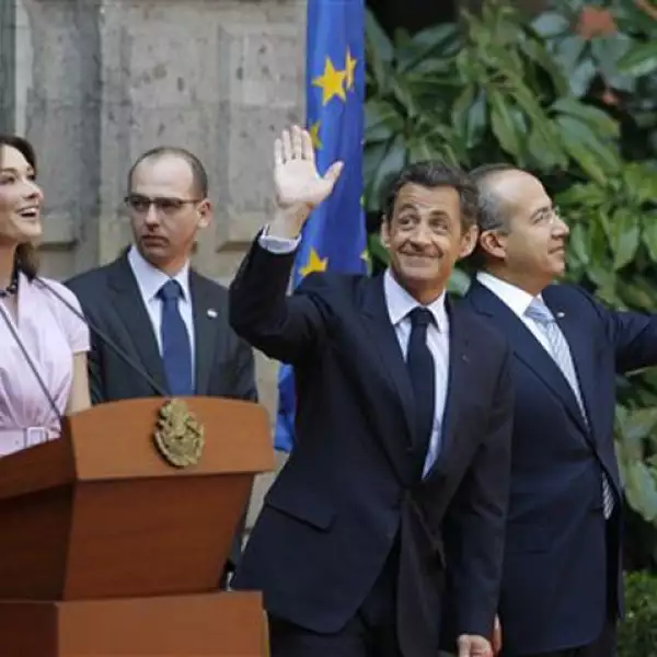 Mientras su esposo saludaba hacia su derecha, Carla Bruni observaba feliz al lado contrario, quizás a la persona que saludaba el presidente de México, Felipe Calderón.