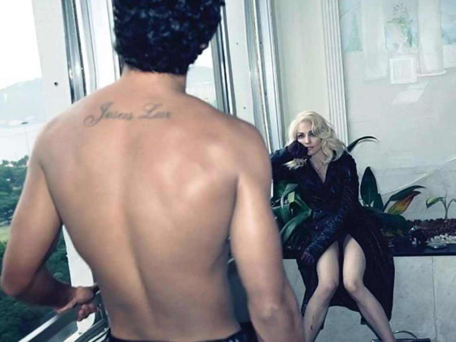 La producción corrió a cargo de Steven Klein y será parte del número de marzo de la publicación.