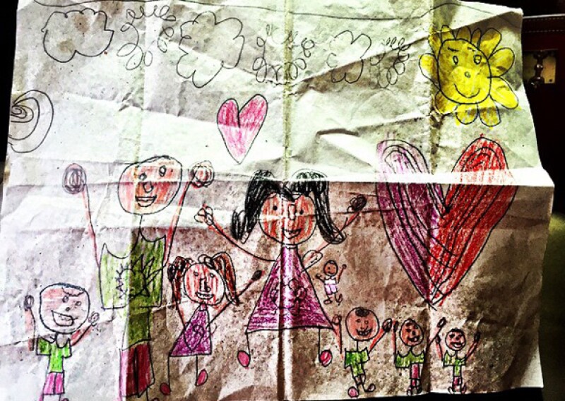 Inesita hizo un dibujo de su familia en donde incluyó al esposo de su mamá y al hermanito o hermanita que viene en camino.