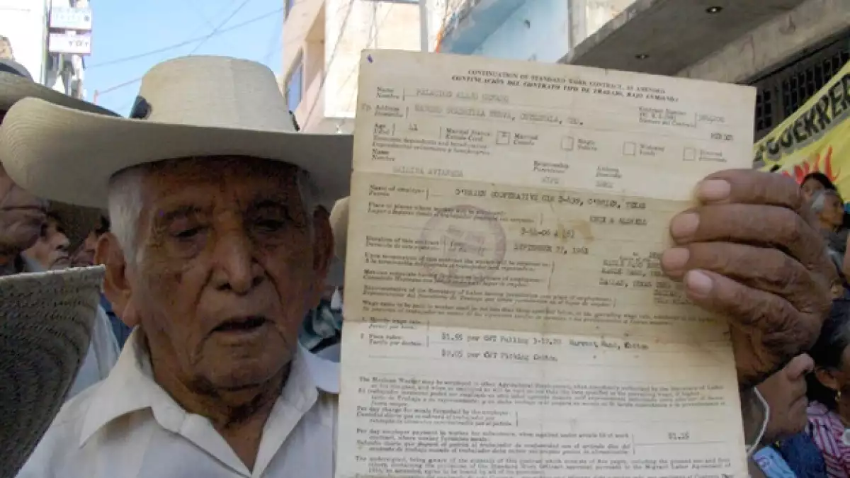 Un ex migrante mexicano en EU muestra el documento que lo acredita como parte del 'Programa Bracero'