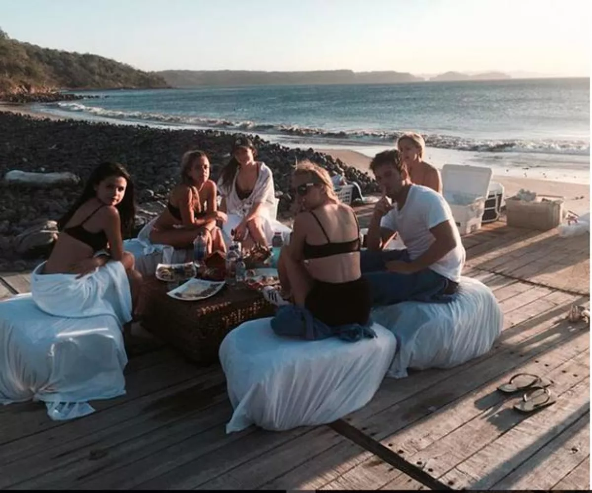 Hace dos semanas, Samuel compartió esta foto en la que aparece Selena y otros amigos.