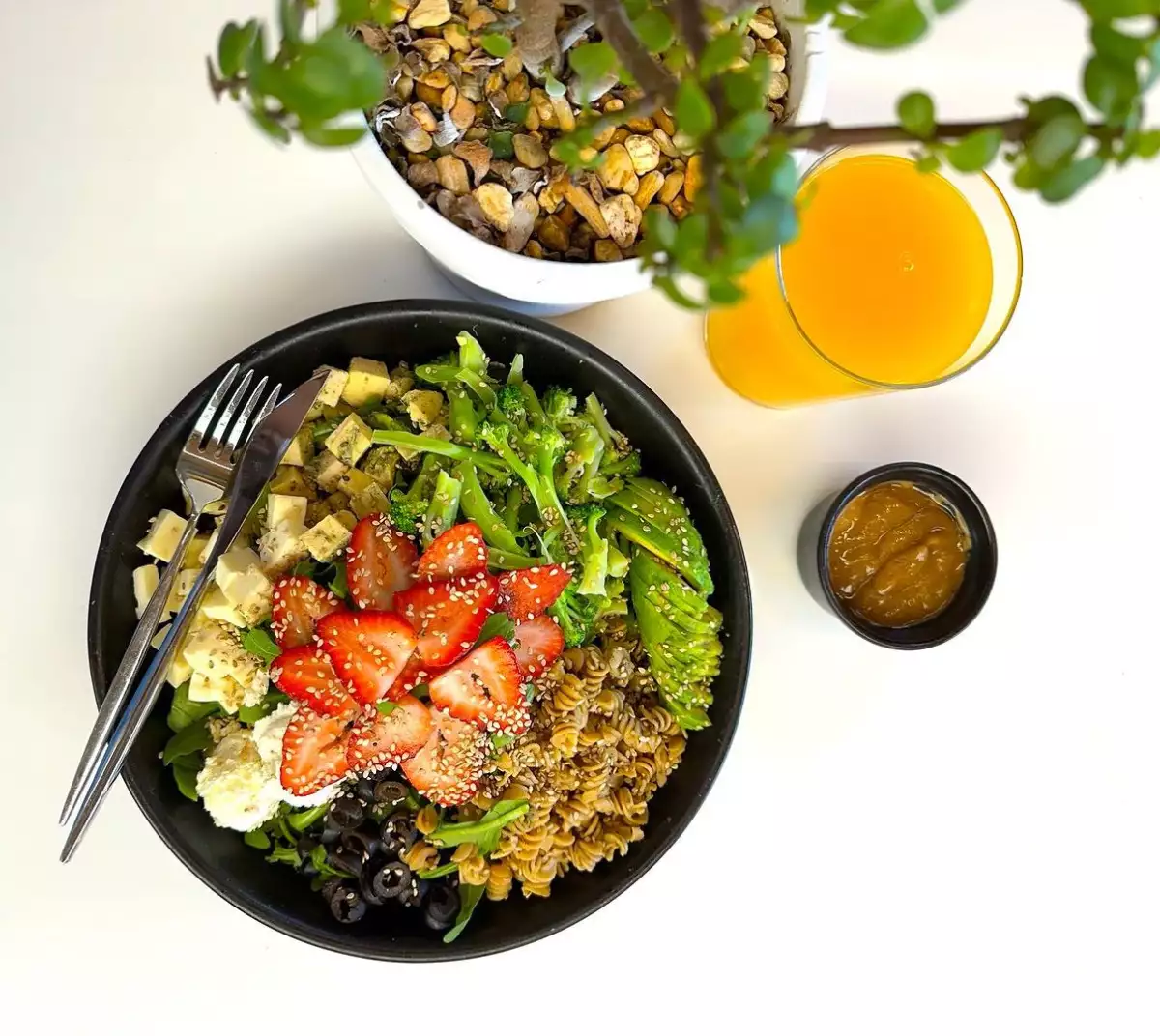 foto de plato de ensalada con fresas, aceitunas negras, aguacate y otros ingredientes.