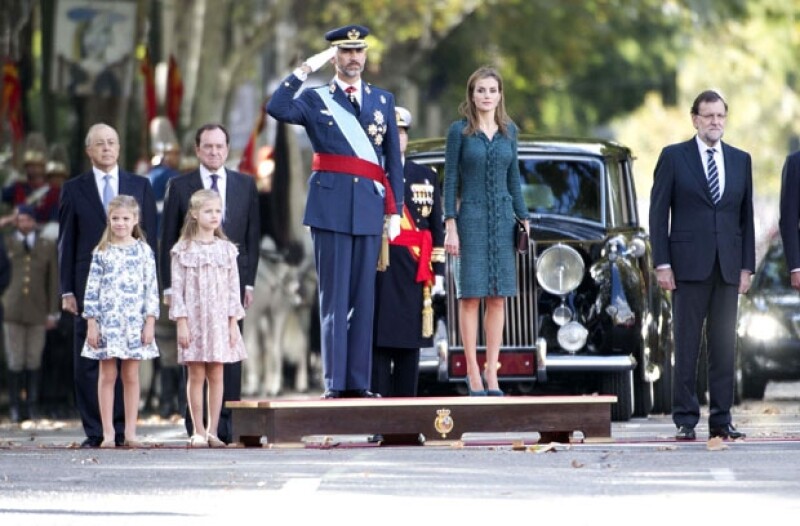 Las infantas Sofía y Leonor acudieron al desfile militar juntos con sus padres, reyes de España por el Día de la Hispanidad.