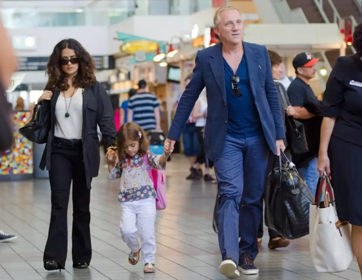 Salma Hayek, Valentina Paloma, Françoise Pinault en el aeropuerto de Los Ángeles, California.