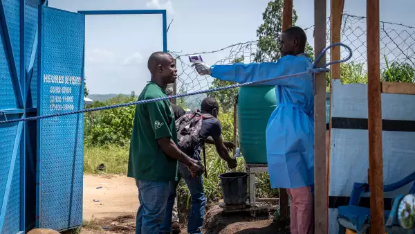 Un trabajador de la salud toma la temperatura de un visitante en el Hospital Rwampara en Ituri, en el este de la República Democrática del Congo, el 26 de mayo de 2026.