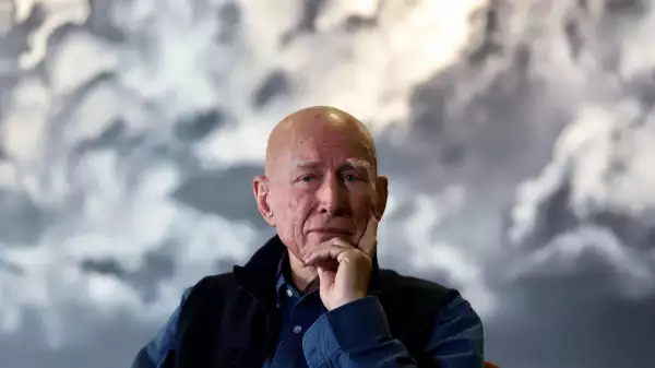 Sebastião Salgado, Brazilian photographer and activist of the Amazon rainforest, died this Friday at the age of 81, the Academy of Fine Arts of France reported. Archive photo at the opening of his exhibition Amazonia at the National Museum of Anthropology on February 6, 2025.