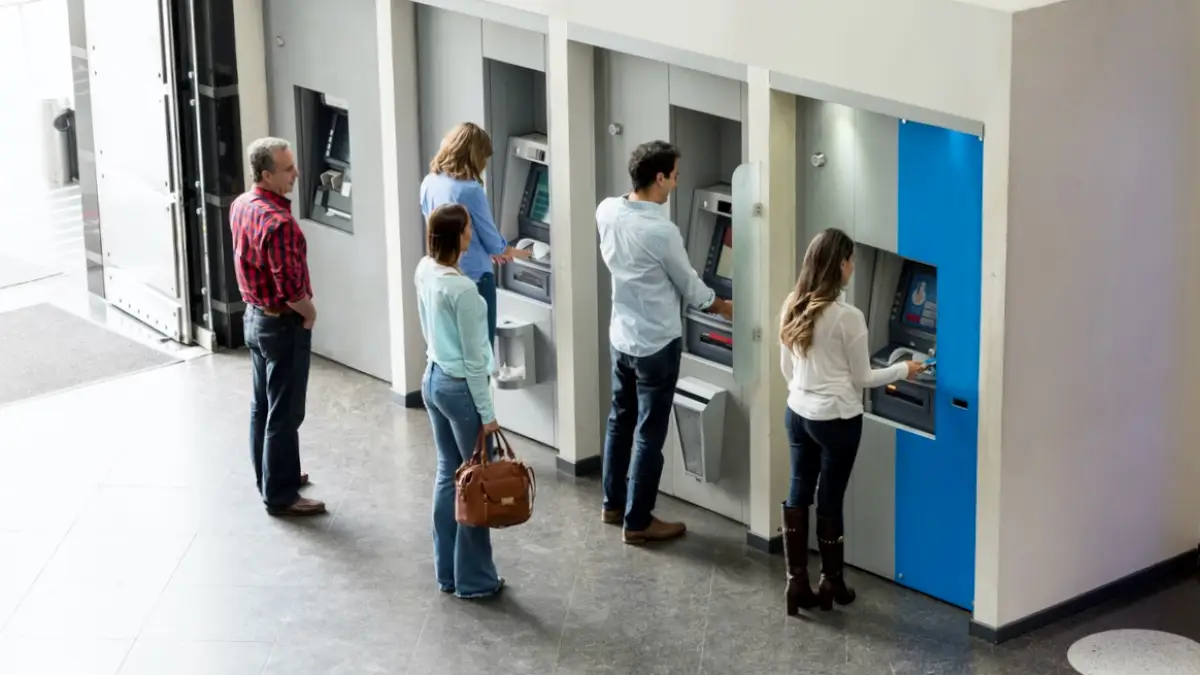 Una mujer retira dinero de un cajero automático; ¿qué pueden hacer los clientes de Accendo Banco?