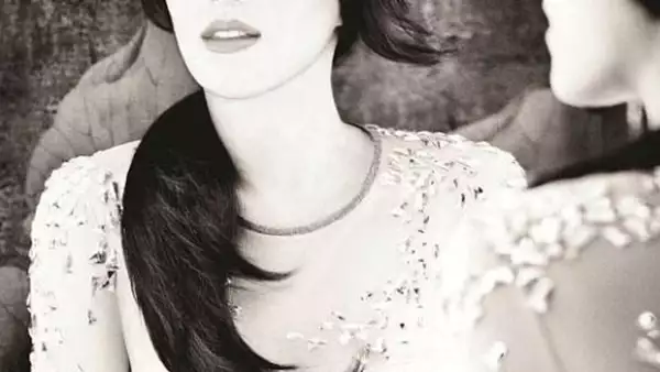 La cantante estadounidense sorprendió al posar muy elegante para la campaña de una prestigiosa marca de planchas para el pelo.