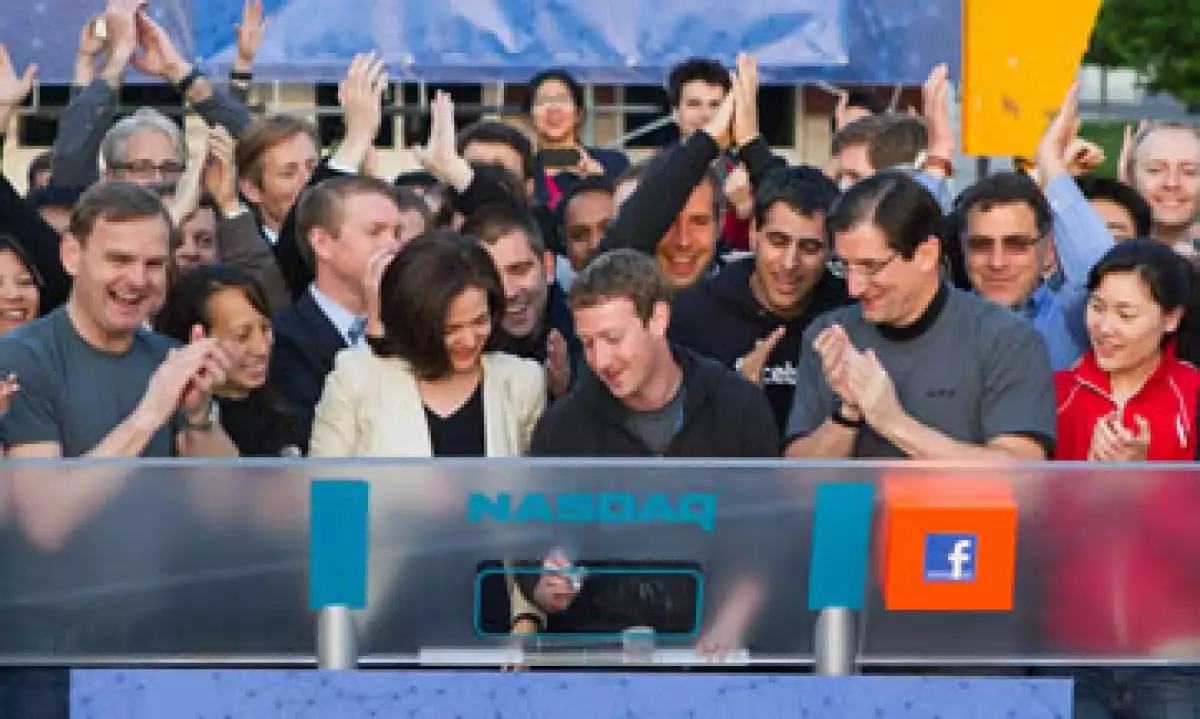 Mark Zuckerberg dio esta mañana el campanazo inicial de actividades en el mercado tecnológico Nasdaq. (Foto: AP)