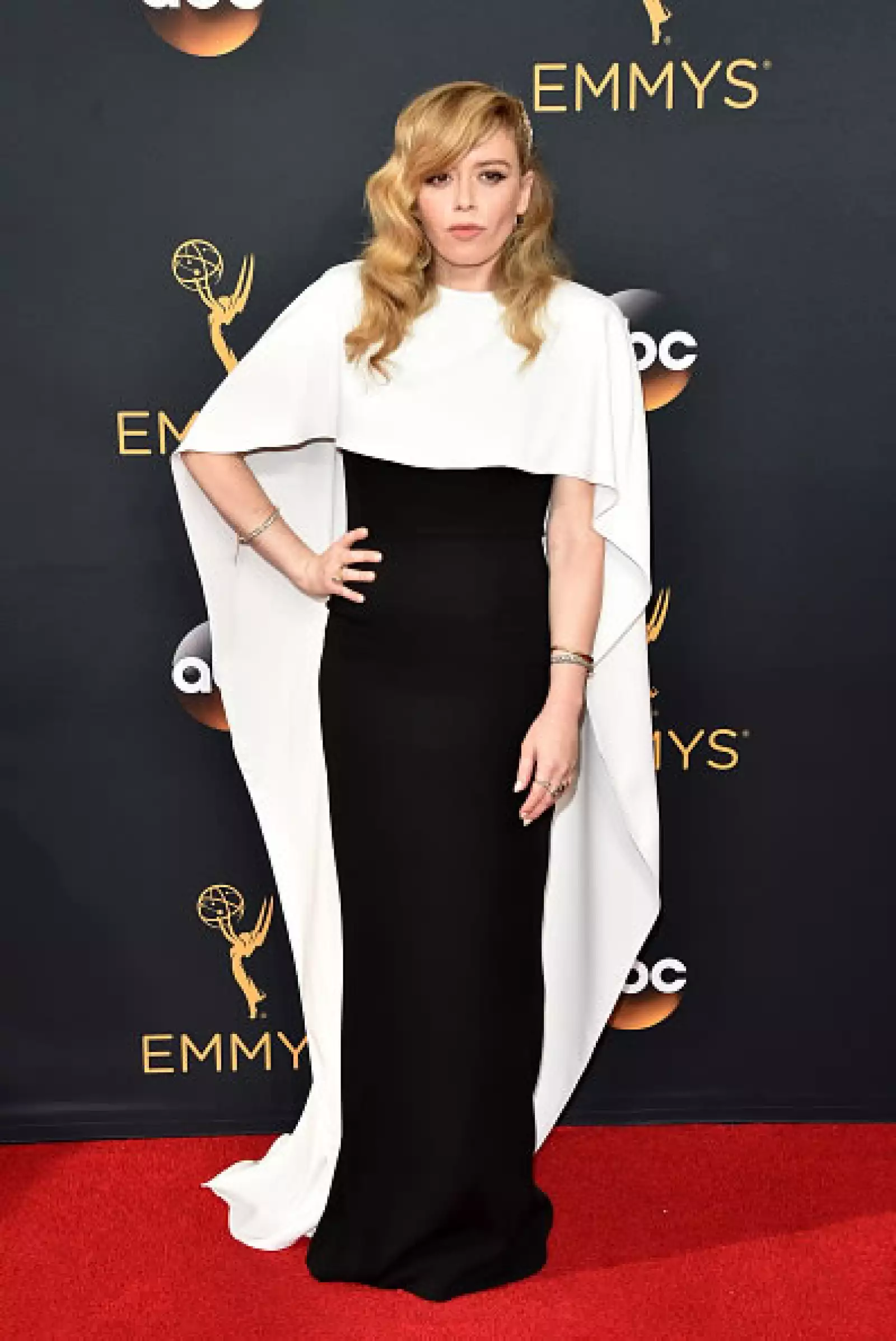 Natasha Lyonne en Sally LaPointe.