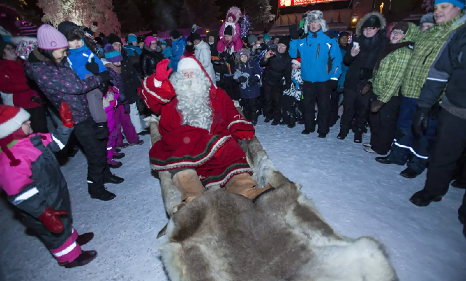En Finlandia, Santa Clos se prepara para emprender el viaje por todo el mundo en su trineo.