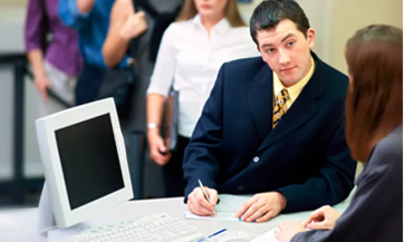 Diversificar y utilizar dos bancos, uno grande y uno de nicho, son buenas recomendaciones para cubrir necesidades de crédito, pagos de servicios e inversión. (Foto: Thinkstock)