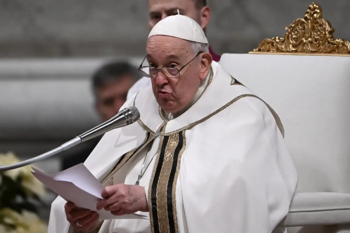 El Papa Francisco preside la misa de Nochebuena en St. Basílica de San Pedro en el Vaticano el 24 de diciembre de 2023.