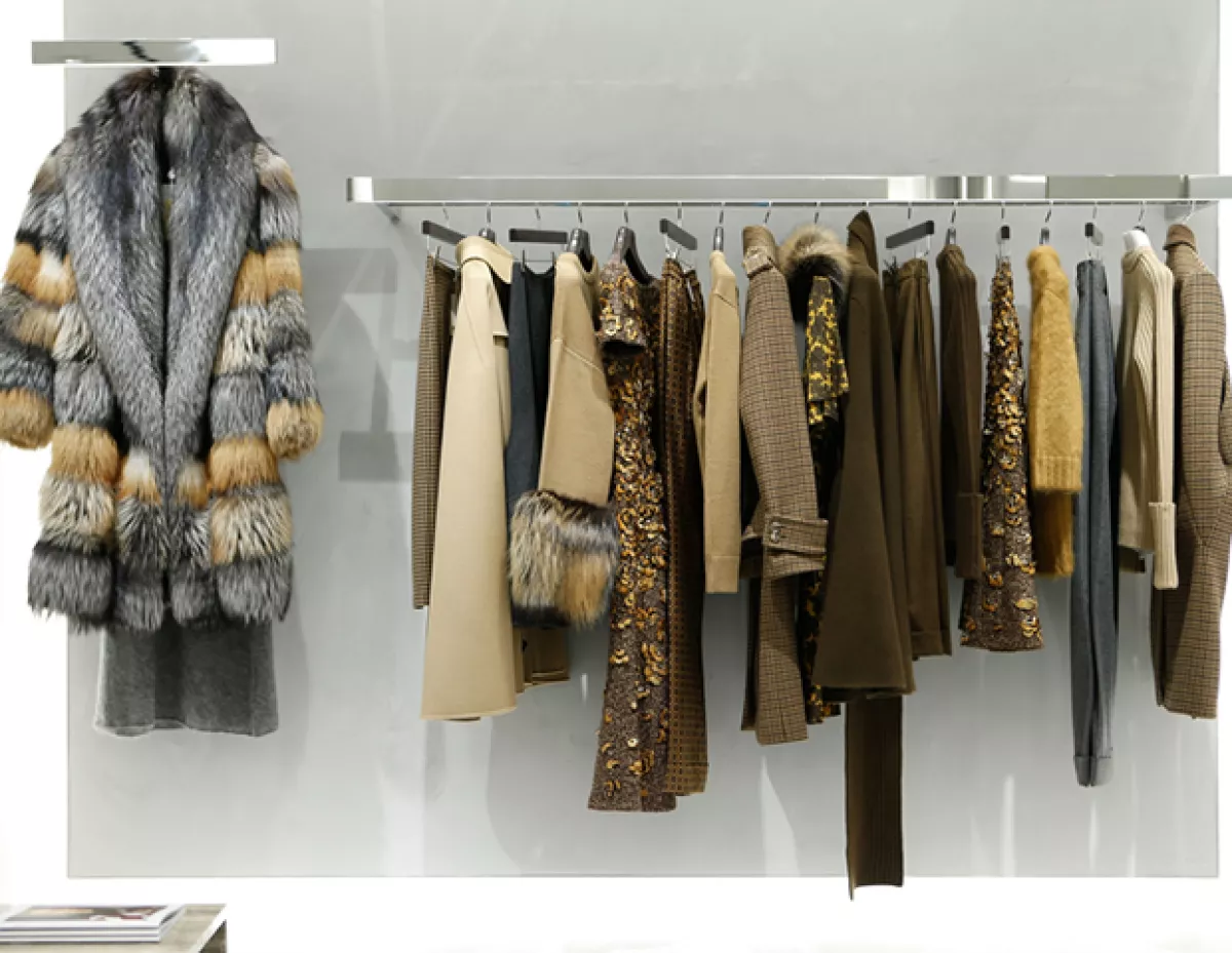 La boutique tiene departamentos para moda y accesorios de hombre y mujer de sus líneas: Michael Kors Collection y MICHAEL Michael Kors.