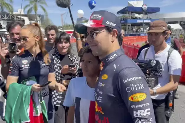 Checo Pérez se toma una foto con fan que libró seguridad en Guadalajara