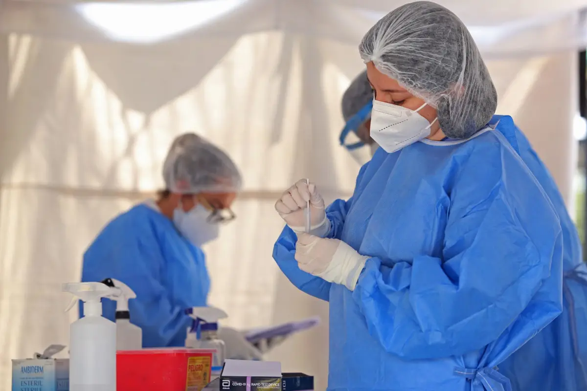 Una enfermera de la Secretaria de Salud Jalisco, revisa la prueba de Covid-19 que realizó durante la jornada en el módulo de pruebas gratuitas en el centro de Tlaquepaque.