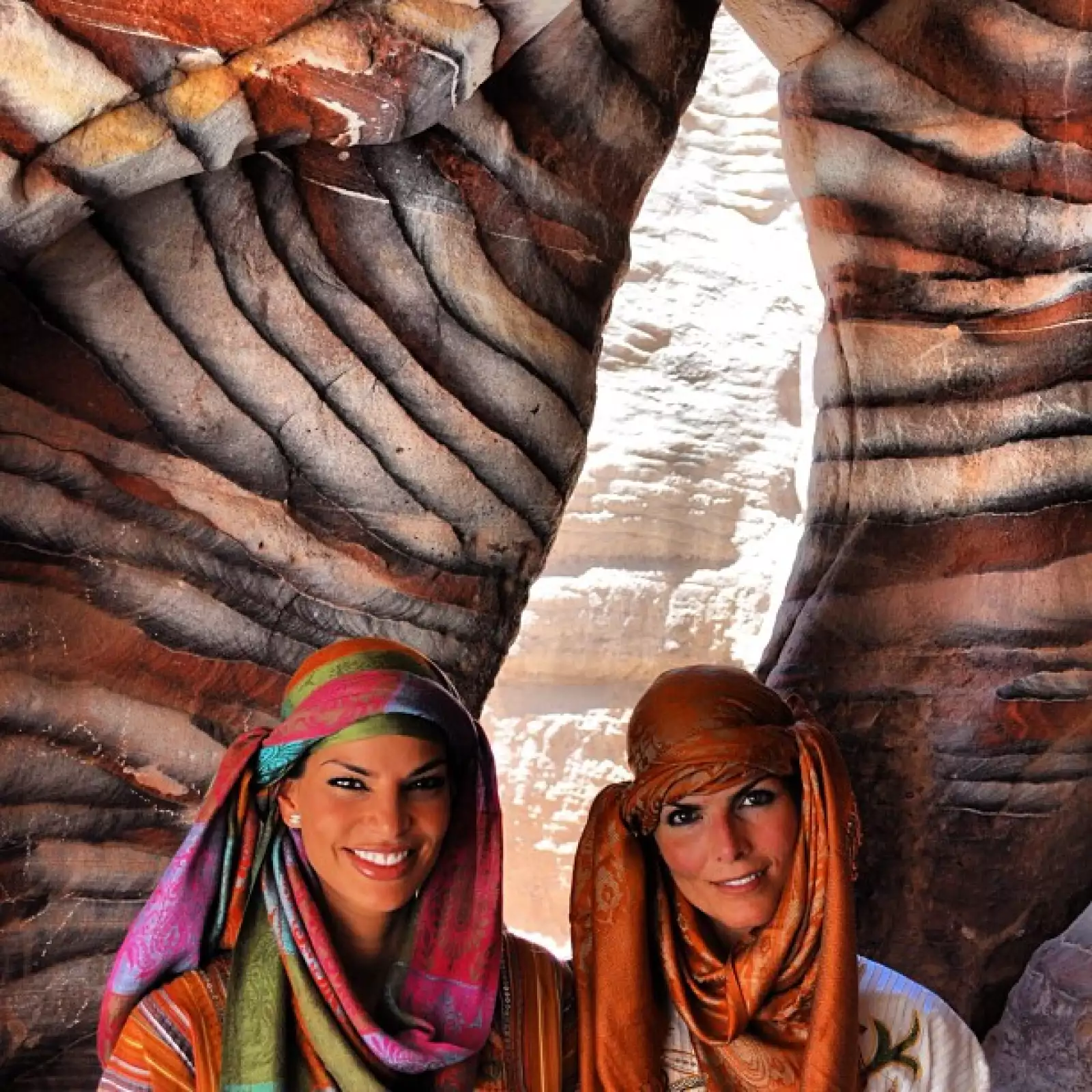 La raya negra de los ojos nos la puso un beduino a manera de lentes de sol, ¡funciona perfecto!, escribió Coppel en su perfil.