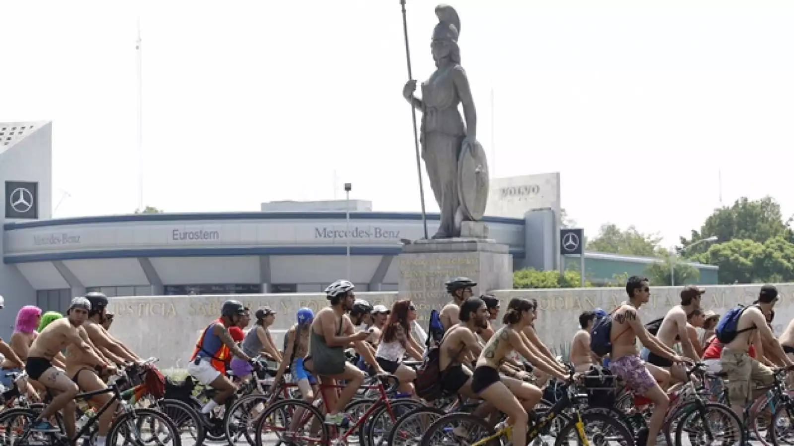 ciclistas desnudos en la minerva