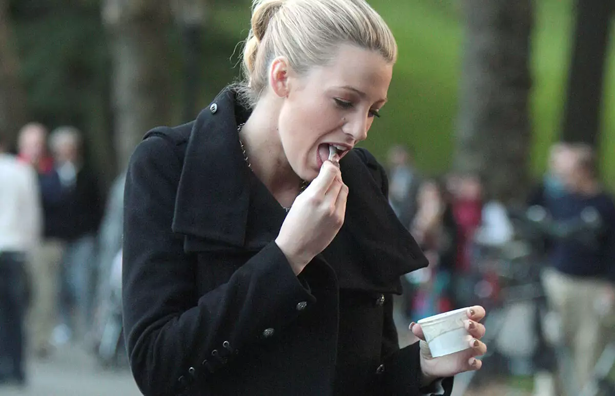 blake-lively-comiendo-bday.jpg