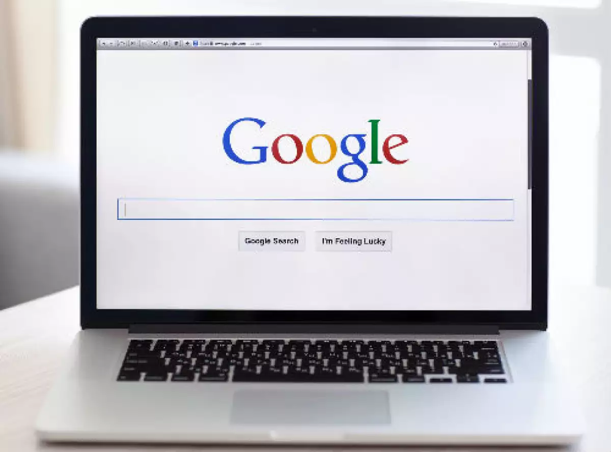 Logo de Google en laptop