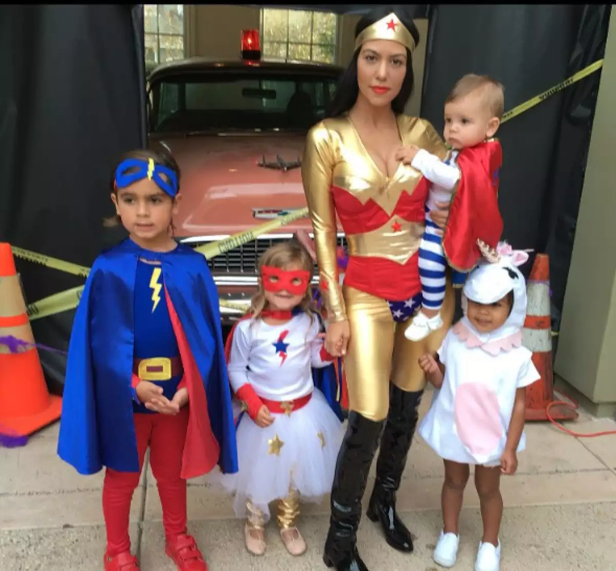 Kourtney se adelantó una semana y reveló en Instagram los disfraces que este año lucirán ella, sus hijos y la pequeña North para las fiestas.