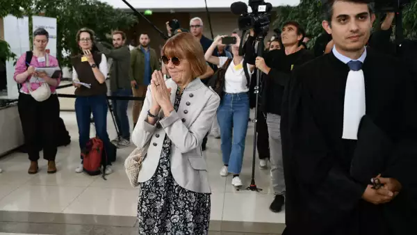 Gisele Pelicot agradece los aplausos junto a sus abogados, mientras sale del tribunal de Aviñón durante el juicio de su expareja Dominique Pelicot, acusado de drogarla durante casi diez años y de invitar a extraños a violarla en su casa en Mazan, sur de Francia.