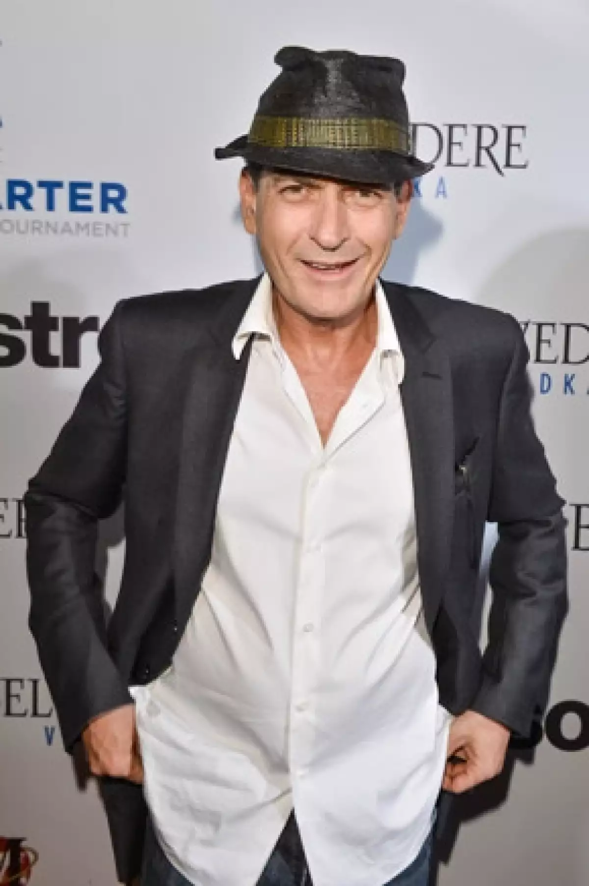Después de más de un año, el actor sigue atacando el programa que hoy protagoniza Ashton Kutcher; aseguró que el show es una verdadera opresión.