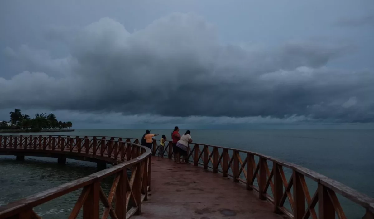 CHETUMAL, QUINTANA ROO, 07AGOSTO2017.- A horas se encuentra de tocar tierra la tormenta tropical "Franklin", en las playas de Chetumal ya se aprecia la amenaza meteorológica.
FOTO: ELIZABETH RUIZ /CUARTOSCURO. COM