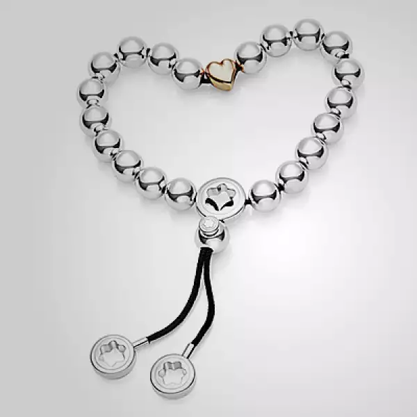 Un brazalete de Montblanc, que tiene perlas de plata entrelazadas, en un hilo de color negro que se cierran en un dije de corazón en color rosa.