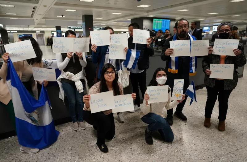 Activistas sostienen carteles con los nombres de algunos de los más de 200 presos políticos liberados de Nicaragua, mientras esperan su llegada al Aeropuerto Internacional Dulles en Virginia, en las afueras de Washington, EE. UU., el 9 de febrero de 2023. REUTERS/Kevin Lamarque