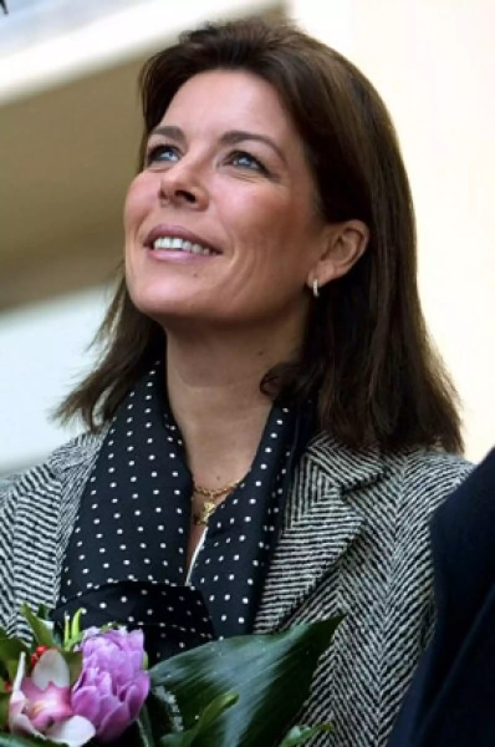 La vida de Carolina de Mónaco ha estado marcada por la tragedia. Su madre, Grace Kelly, murió en un accidente automobilístico cuando ella era apenas una joven. Años más tarde, su espos Stefano Casiraghi murió en un accidente de lancha, dejándola con sus h