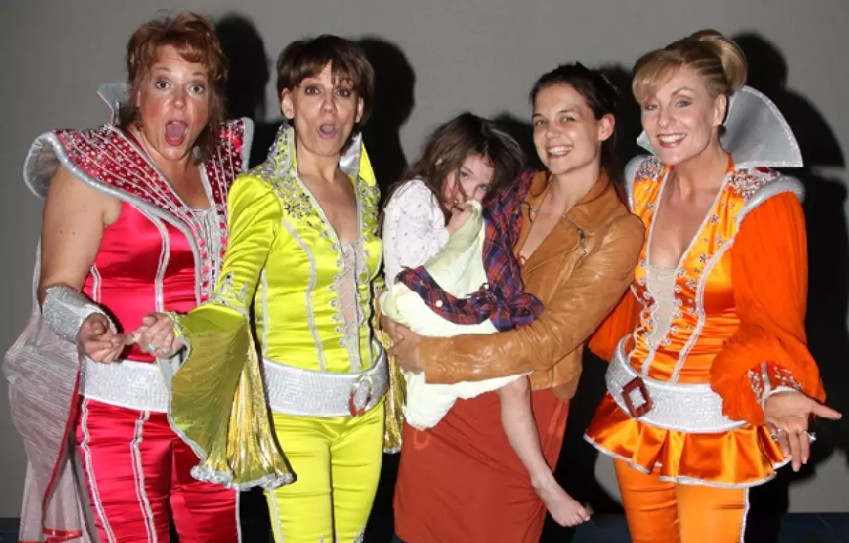 Madre e hija asistieron a la obra Mamma Mía!, las chicas de Tom se metieron hasta tras bambalinas y lograron hacerse una foto con las actrices de esta puesta en escena.