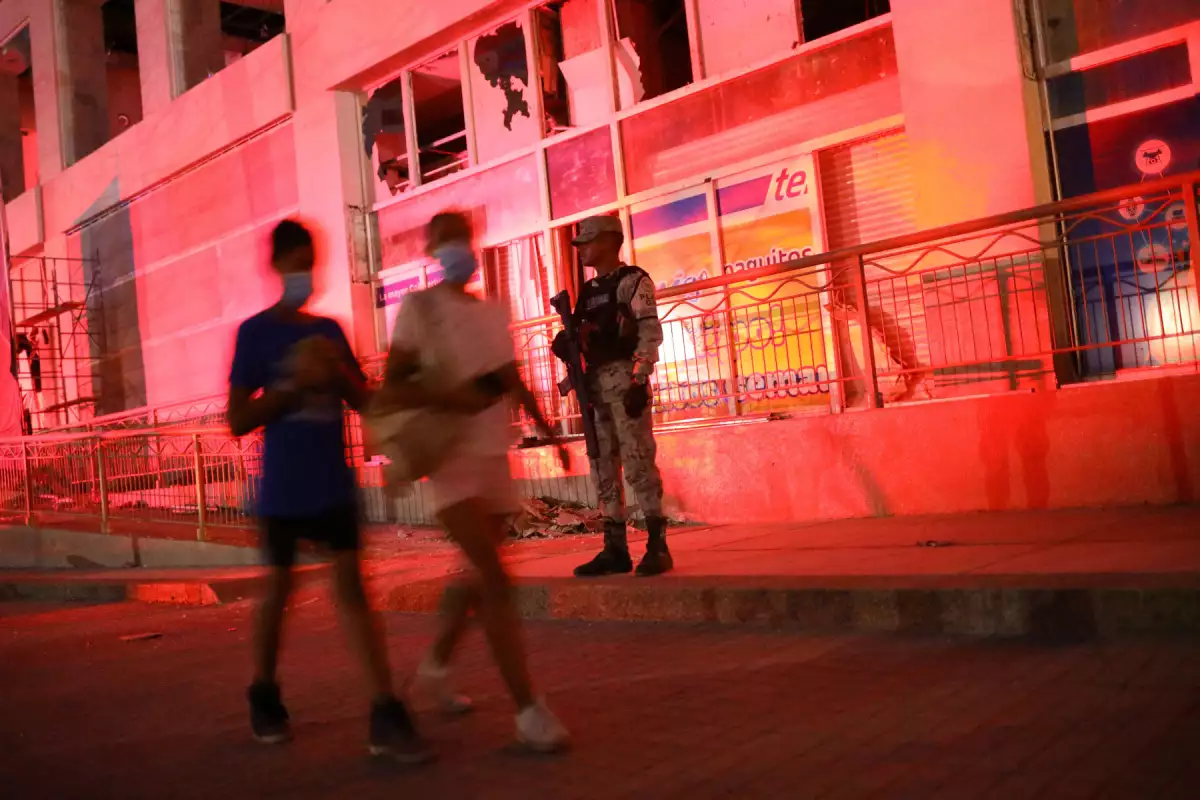 Un miembro de la Guardia Nacional Mexicana hace guardia afuera de un centro comercial, después del huracán Otis, en Acapulco, México, el 4 de noviembre de 2023.