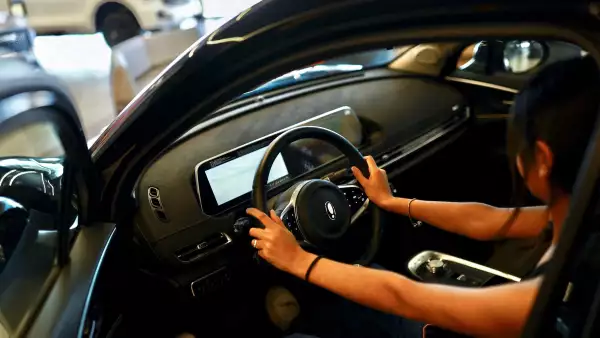 Autos “clonados”: por qué distintos fabricantes venden el mismo modelo con otro nombre