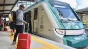 Hombre abordando el Tren Maya en la estación de San Francisco de Campeche durante el primer día de servicio del tren. 