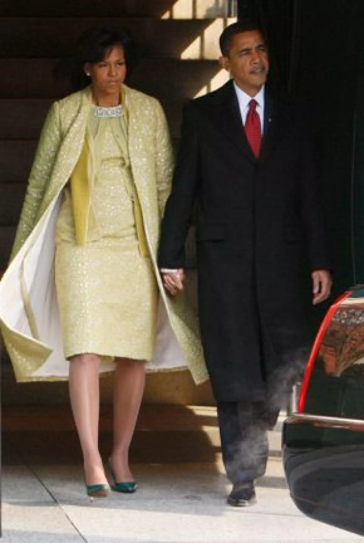 En la toma de posesión de su esposo, la primera dama vistió un traje dorado con chaqueta de la diseñadora estadounidense nacida en Cuba.